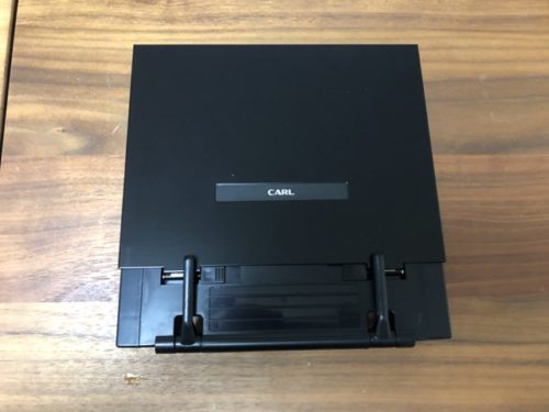 折りたたんだカール事務器のブックスタンド