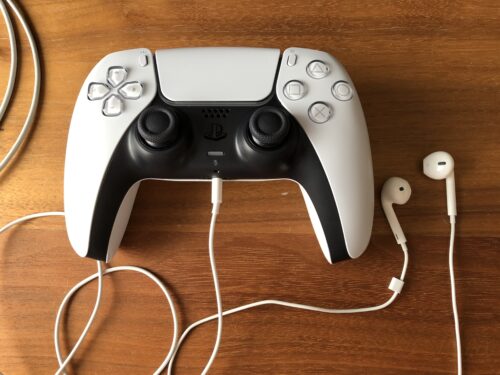 PS5コントローラにiPhoneのイヤホンを接続した図